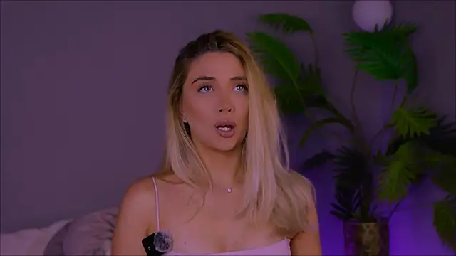 Snapshot of Jessielle chatting on 11-14-25, 11:31 Jessielle online show from 11-14-25, 11:31