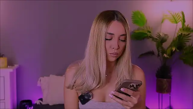 Snapshot of Jessielle chatting on 11-17-25, 10:21 Jessielle online show from 11-17-25, 10:21