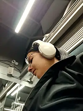 Snapshot of _vaness chatting on 04-05-26, 05:48 vaness online show from 04-05-26, 05:48