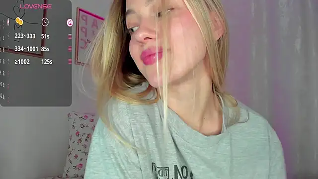 Snapshot of damn_cutie chatting on 03-20-25, 12:30 damn cutie online show from 03-20-25, 12:30