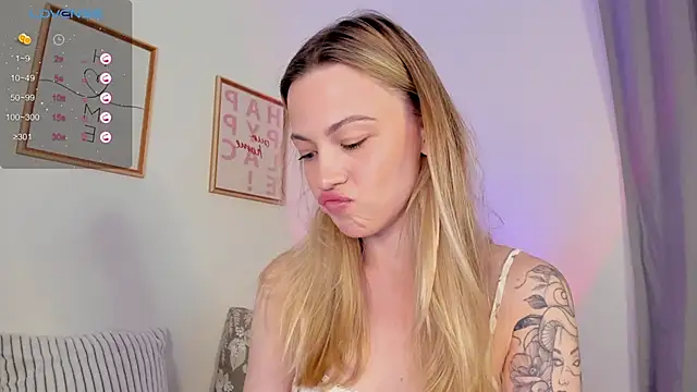 Snapshot of damn_cutie chatting on 10-19-25, 04:40 damn cutie online show from 10-19-25, 04:40