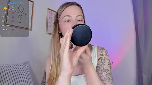 Snapshot of damn_cutie chatting on 12-17-25, 05:19 damn cutie online show from 12-17-25, 05:19