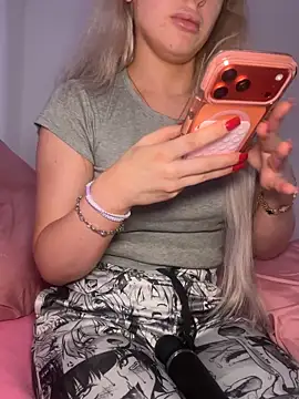 Snapshot of Holly-Glamour chatting on 12-22-25, 01:35 Holly-Glamour online show from 12-22-25, 01:35