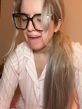 Snapshot of Holly-Glamour chatting on 02-04-26, 03:23 Holly-Glamour online show from 02-04-26, 03:23