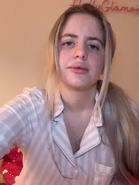 Snapshot of Holly-Glamour chatting on 02-14-26, 01:46 Holly-Glamour online show from 02-14-26, 01:46