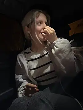 Snapshot of Holly-Glamour chatting on 03-04-26, 11:33 Holly-Glamour online show from 03-04-26, 11:33