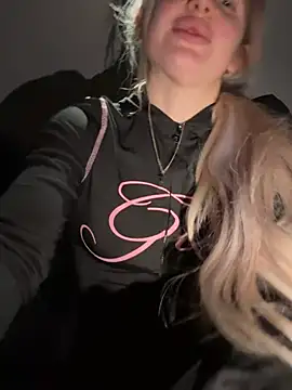 Snapshot of Holly-Glamour chatting on 03-08-26, 10:35 Holly-Glamour online show from 03-08-26, 10:35