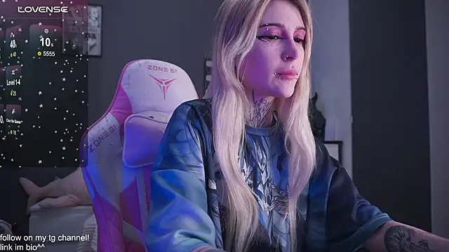 Snapshot of fraulein_mooon chatting on 11-24-25, 10:53 fraulein mooon online show from 11-24-25, 10:53