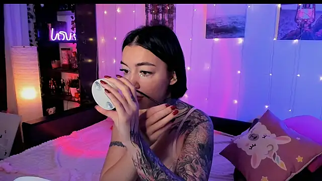 Snapshot of Magic_Allie chatting on 11-17-25, 06:41 Magic Allie online show from 11-17-25, 06:41