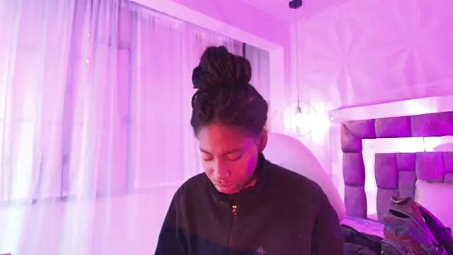 Snapshot of Queen_perla_ chatting on 06-24-26, 12:37 Queen perla online show from 06-24-26, 12:37