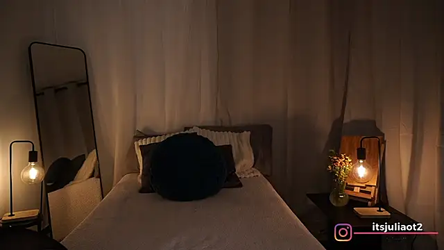 mssjulia online show from 05-25-26, 01:11