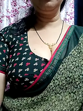 Snapshot of Rosy-B chatting on 01-11-25, 12:44 Rosy-B online show from 01-11-25, 12:44