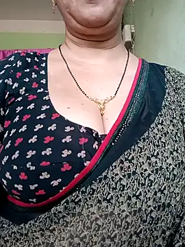 Snapshot of Rosy-B chatting on 02-05-25, 10:08 Rosy-B online show from 02-05-25, 10:08