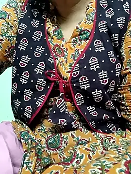 Snapshot of Rosy-B chatting on 09-28-25, 05:29 Rosy-B online show from 09-28-25, 05:29