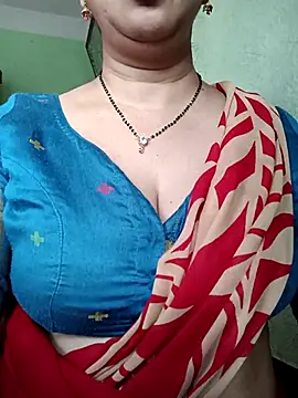 Snapshot of Rosy-B chatting on 10-31-25, 12:33 Rosy-B online show from 10-31-25, 12:33