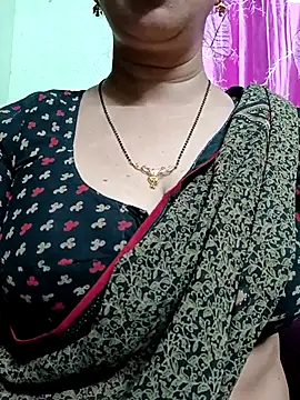 Snapshot of Rosy-B chatting on 12-19-25, 09:33 Rosy-B online show from 12-19-25, 09:33