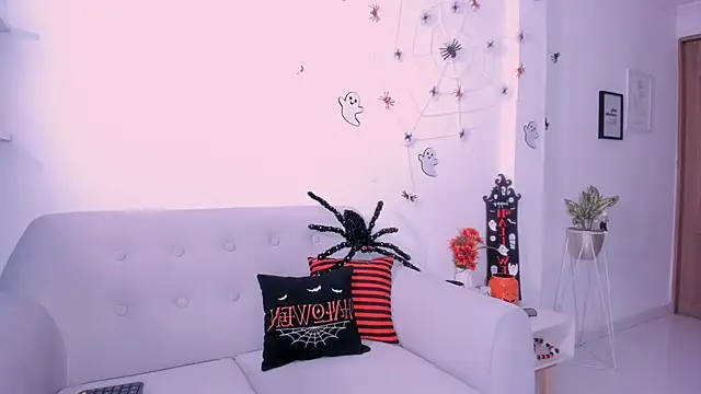 Snapshot of DannaHyde chatting on 10-16-25, 04:30 DannaHyde online show from 10-16-25, 04:30