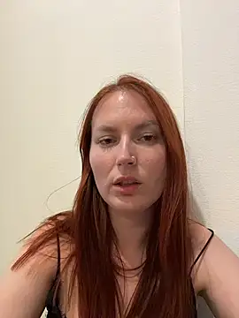 Snapshot of EmmaWarren chatting on 10-13-25, 05:57 EmmaWarren online show from 10-13-25, 05:57