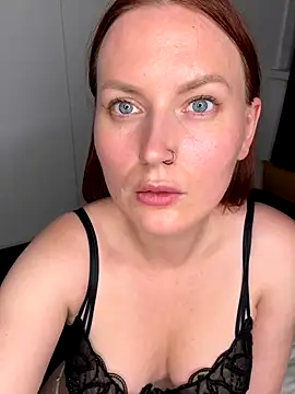 Snapshot of EmmaWarren chatting on 10-19-25, 05:02 EmmaWarren online show from 10-19-25, 05:02