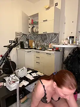 Snapshot of EmmaWarren chatting on 10-21-25, 04:08 EmmaWarren online show from 10-21-25, 04:08