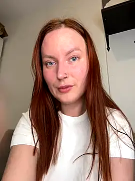 Snapshot of EmmaWarren chatting on 10-24-25, 05:42 EmmaWarren online show from 10-24-25, 05:42