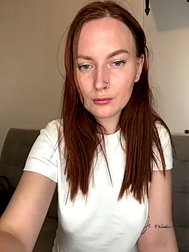 Snapshot of EmmaWarren chatting on 10-26-25, 04:57 EmmaWarren online show from 10-26-25, 04:57