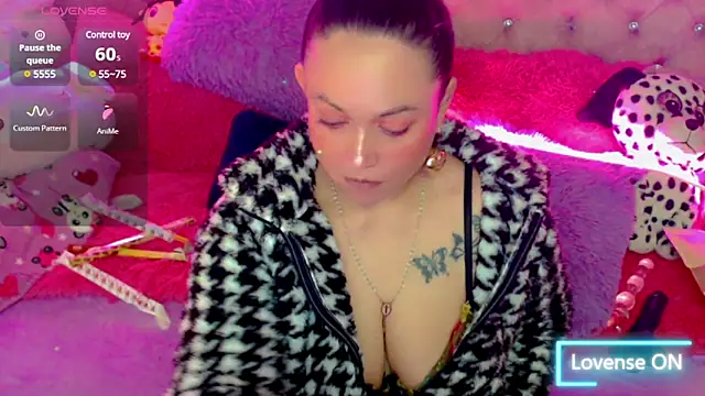 Snapshot of martina_bk chatting on 01-23-25, 07:43 martina bk online show from 01-23-25, 07:43