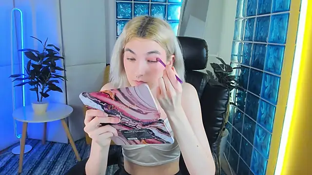 Snapshot of Mia_Cheers chatting on 01-22-25, 01:42 Mia Cheers online show from 01-22-25, 01:42