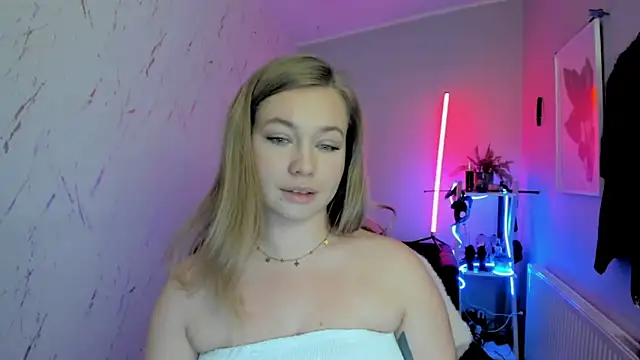 holly xglam online show from 11-19-25, 07:47