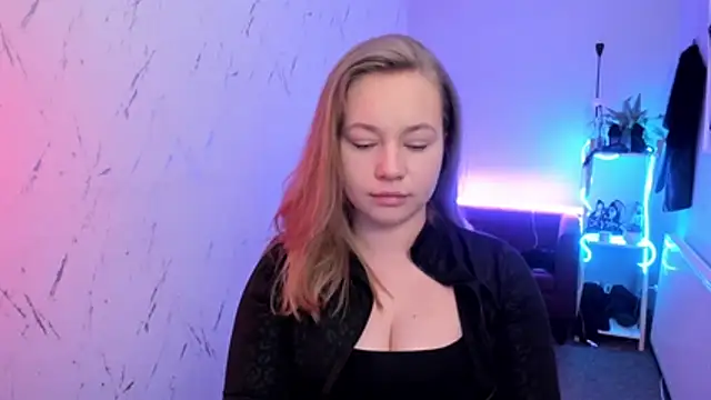 holly xglam online show from 04-11-26, 06:12