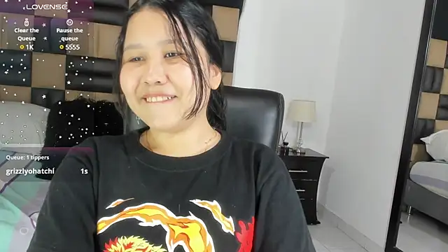 Snapshot of BonnyDelux chatting on 12-19-24, 10:00 BonnyDelux online show from 12-19-24, 10:00