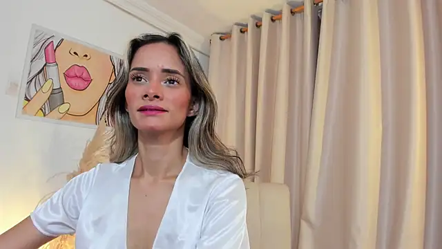 SkiinnyAna online show from 04-25-26, 07:33