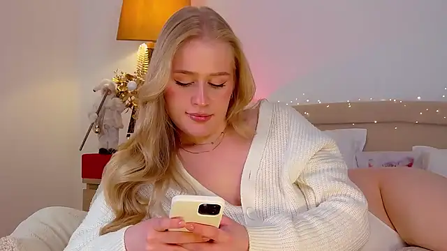 Snapshot of JuliaJaee chatting on 12-30-24, 01:37 JuliaJaee online show from 12-30-24, 01:37