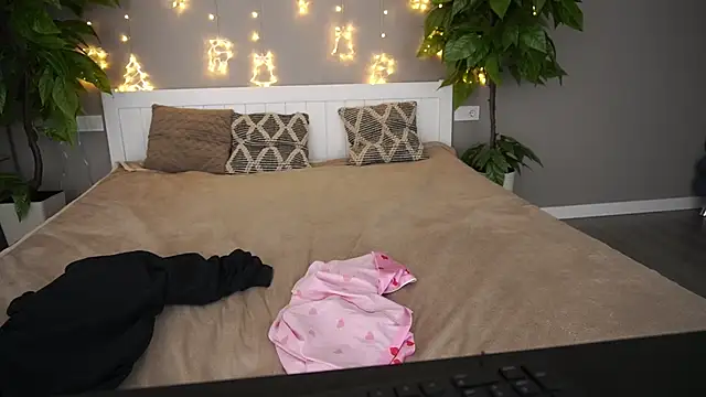 MagicPeachh  online show from 01-21-25, 08:00