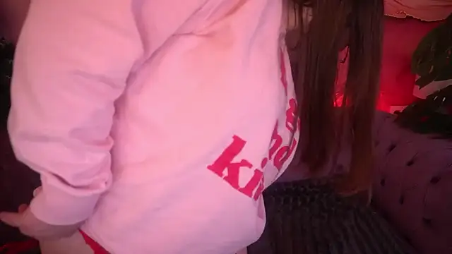 Snapshot of MagicPeachh_ chatting on 12-22-25, 01:41 MagicPeachh online show from 12-22-25, 01:41