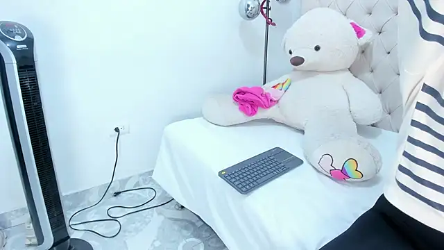 Victoria Coleman online show from 04-07-26, 07:36