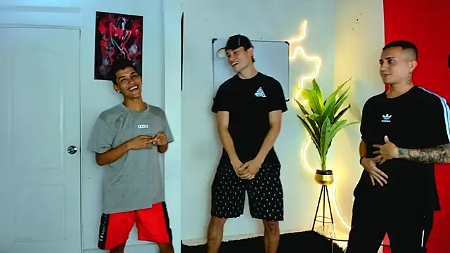 Snapshot of oversizedxguys chatting on 04-11-26, 01:32 oversizedxguys online show from 04-11-26, 01:32