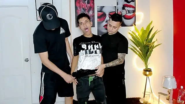 Snapshot of oversizedxguys chatting on 04-14-26, 01:22 oversizedxguys online show from 04-14-26, 01:22