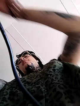 taaylor33 online show from 11-19-25, 05:57