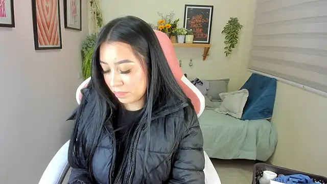 Snapshot of Starliee__ chatting on 11-25-25, 12:43 Starliee online show from 11-25-25, 12:43