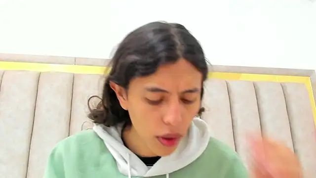 FreyaMoller online show from 04-01-26, 07:22