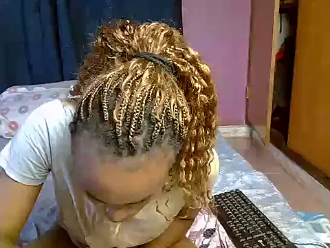 Snapshot of Queen_petite_ chatting on 02-03-26, 04:32 Queen petite online show from 02-03-26, 04:32