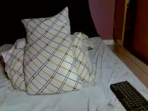 Snapshot of Queen_petite_ chatting on 02-12-26, 09:59 Queen petite online show from 02-12-26, 09:59