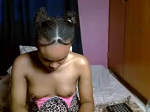 Queen petite  online show from 06-29-26, 05:03
