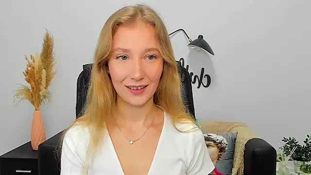 Snapshot of LolaWilsons chatting on 01-16-25, 06:14 LolaWilsons online show from 01-16-25, 06:14