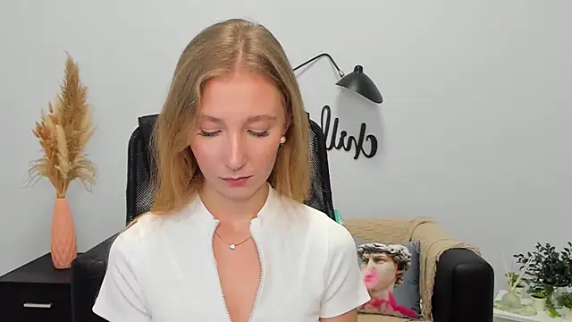 Snapshot of LolaWilsons chatting on 01-28-25, 01:59 LolaWilsons online show from 01-28-25, 01:59