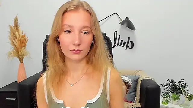 Snapshot of LolaWilsons chatting on 02-18-25, 09:32 LolaWilsons online show from 02-18-25, 09:32