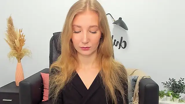 Snapshot of LolaWilsons chatting on 02-27-25, 06:18 LolaWilsons online show from 02-27-25, 06:18