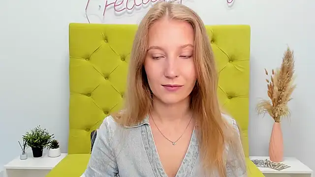 Snapshot of LolaWilsons chatting on 05-16-26, 10:36 LolaWilsons online show from 05-16-26, 10:36