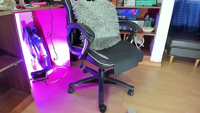 Snapshot of LiaTaylorr chatting on 10-14-25, 12:28 LiaTaylorr online show from 10-14-25, 12:28